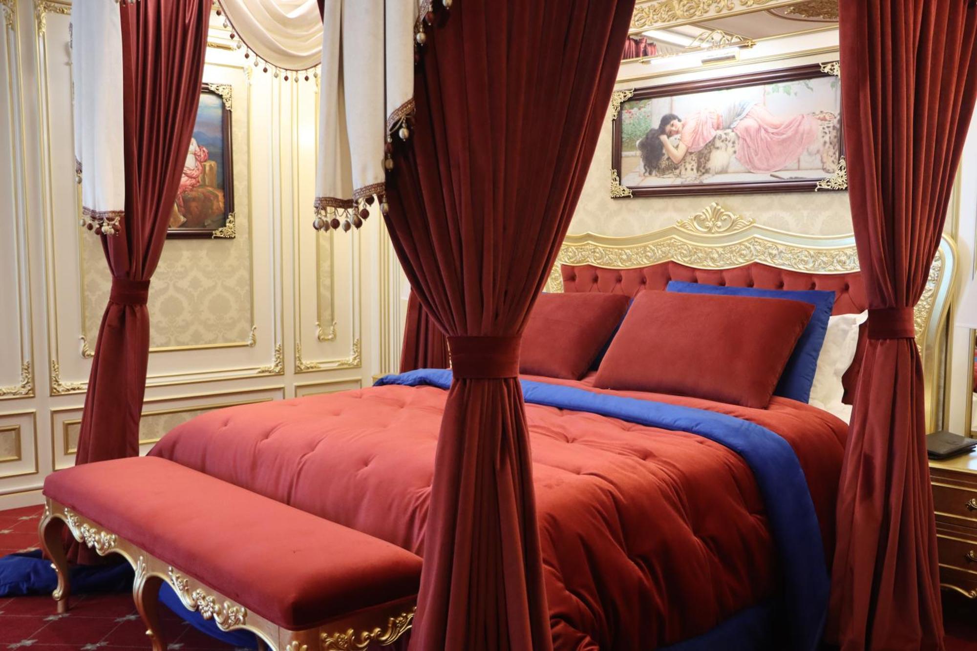 Cristal Erbil Hotel מראה חיצוני תמונה A bed with curtains