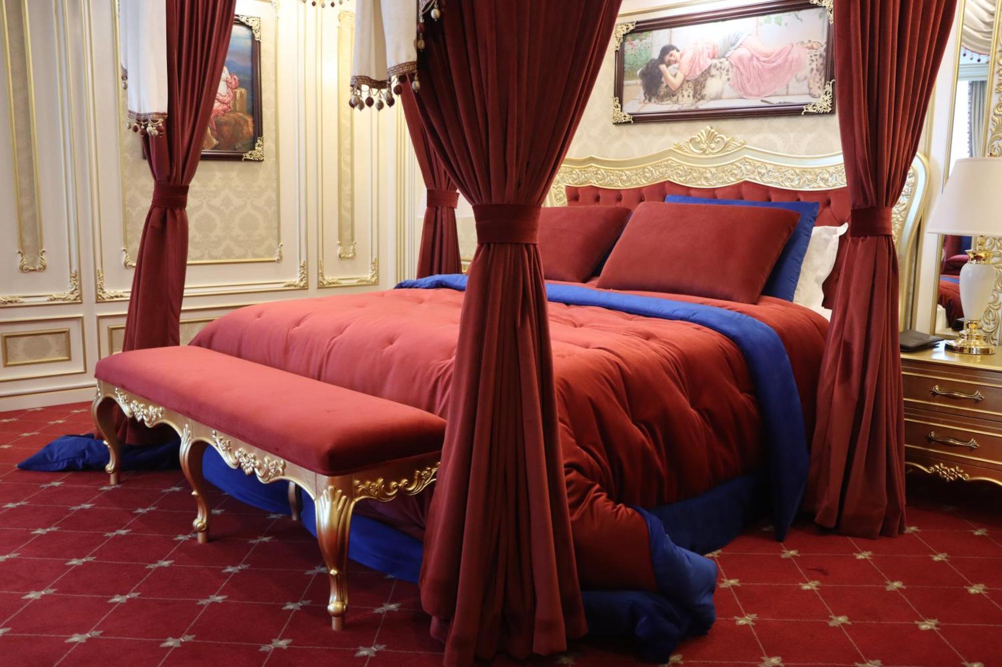 Cristal Erbil Hotel מראה חיצוני תמונה A bed with curtains