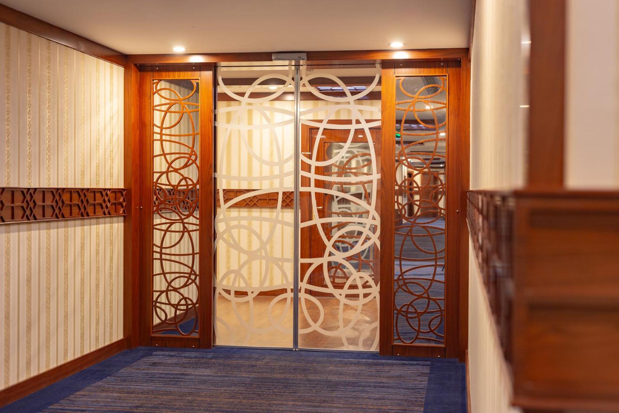 Cristal Erbil Hotel מראה חיצוני תמונה A door with etched glass