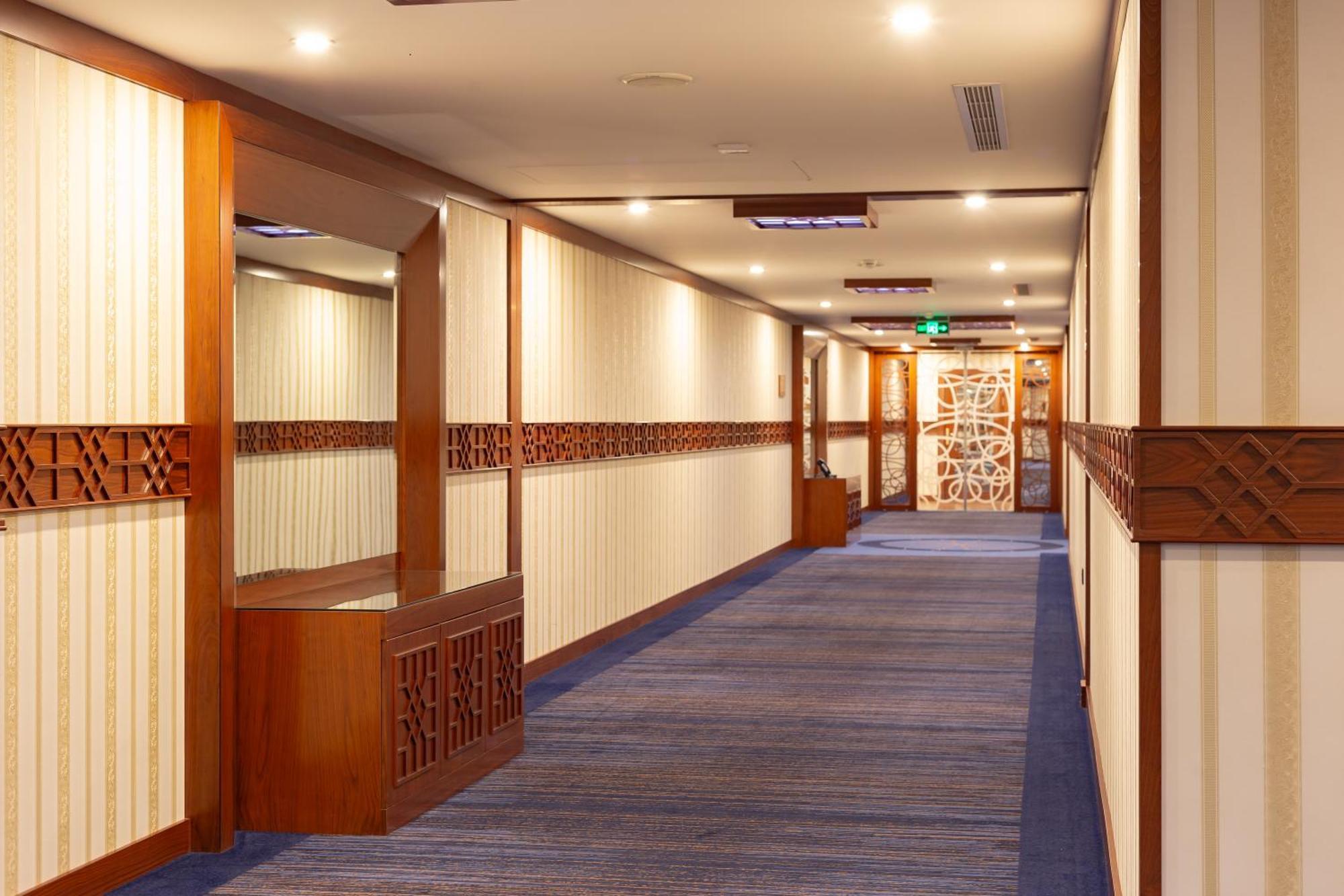 Cristal Erbil Hotel מראה חיצוני תמונה A corridor