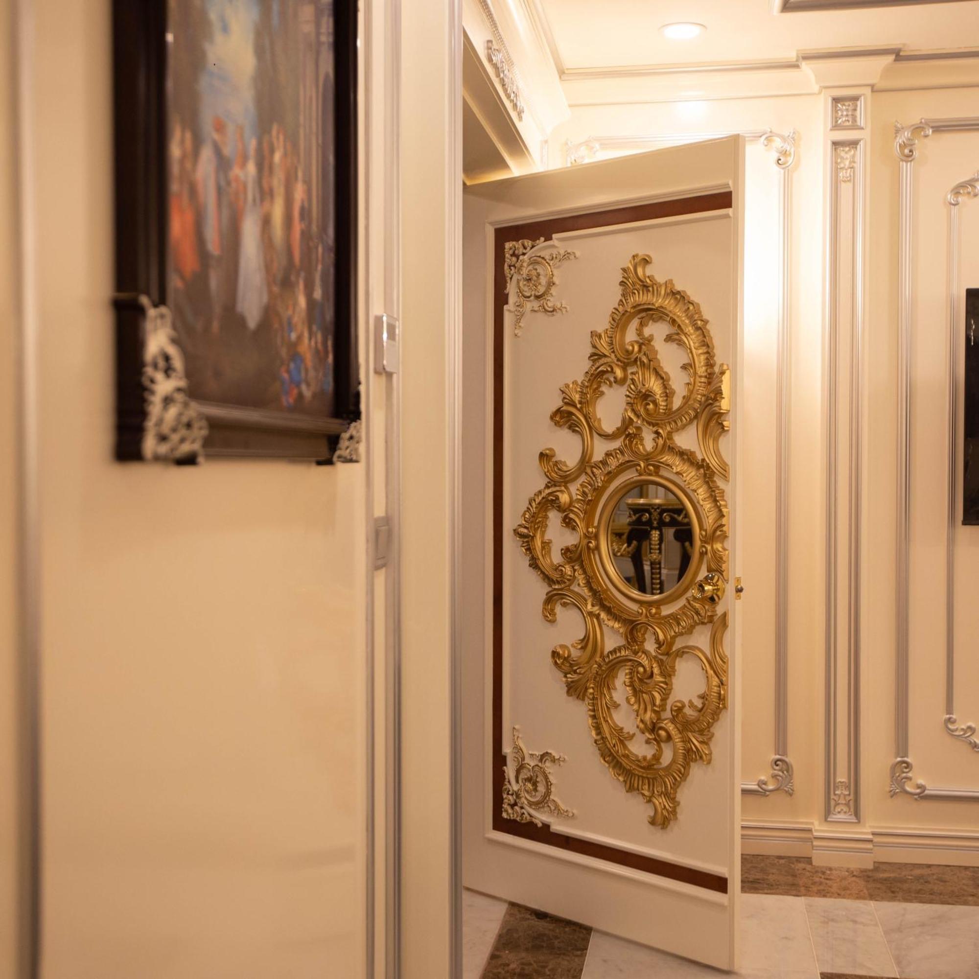 Cristal Erbil Hotel מראה חיצוני תמונה A door in the hotel