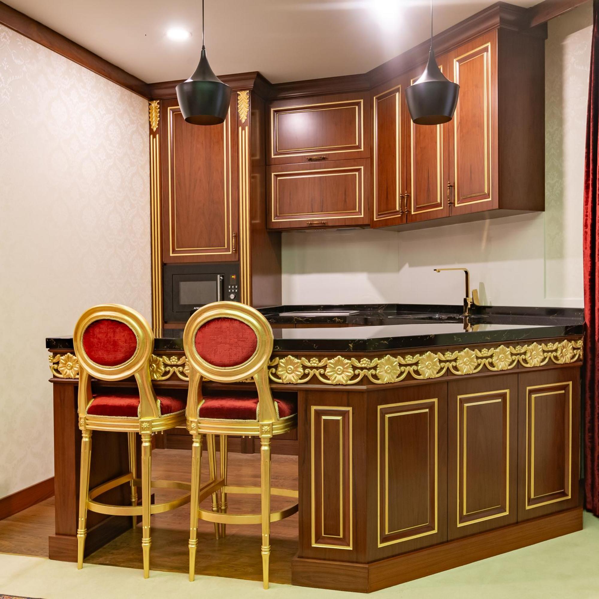 Cristal Erbil Hotel מראה חיצוני תמונה A wet bar in a hotel suite