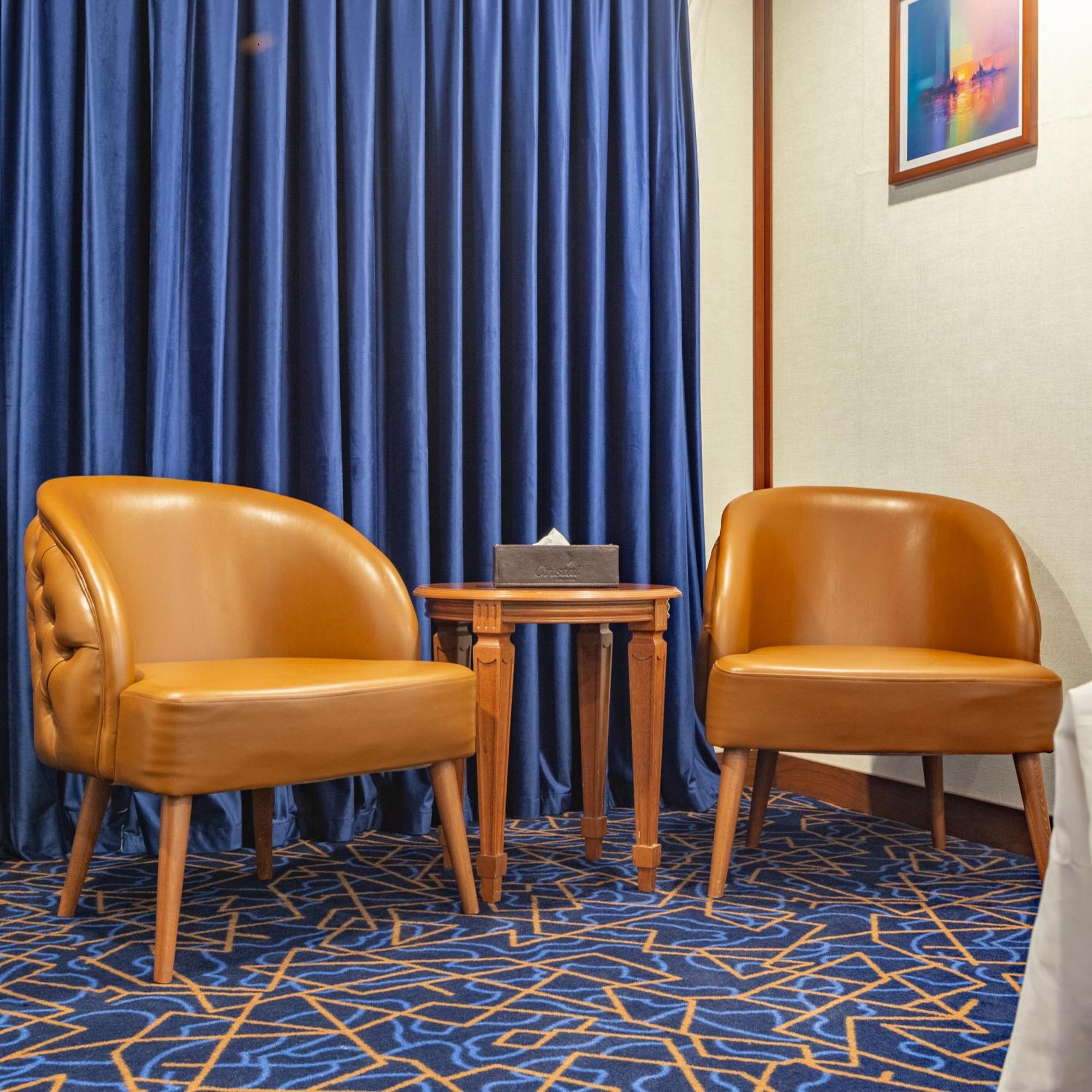 Cristal Erbil Hotel מראה חיצוני תמונה A pair of club chairs